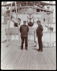 Admiraal Robley Dunglison Evans en kapitein John Elliott Pillsbury op het dek van de U.S.S. Marine, 1906